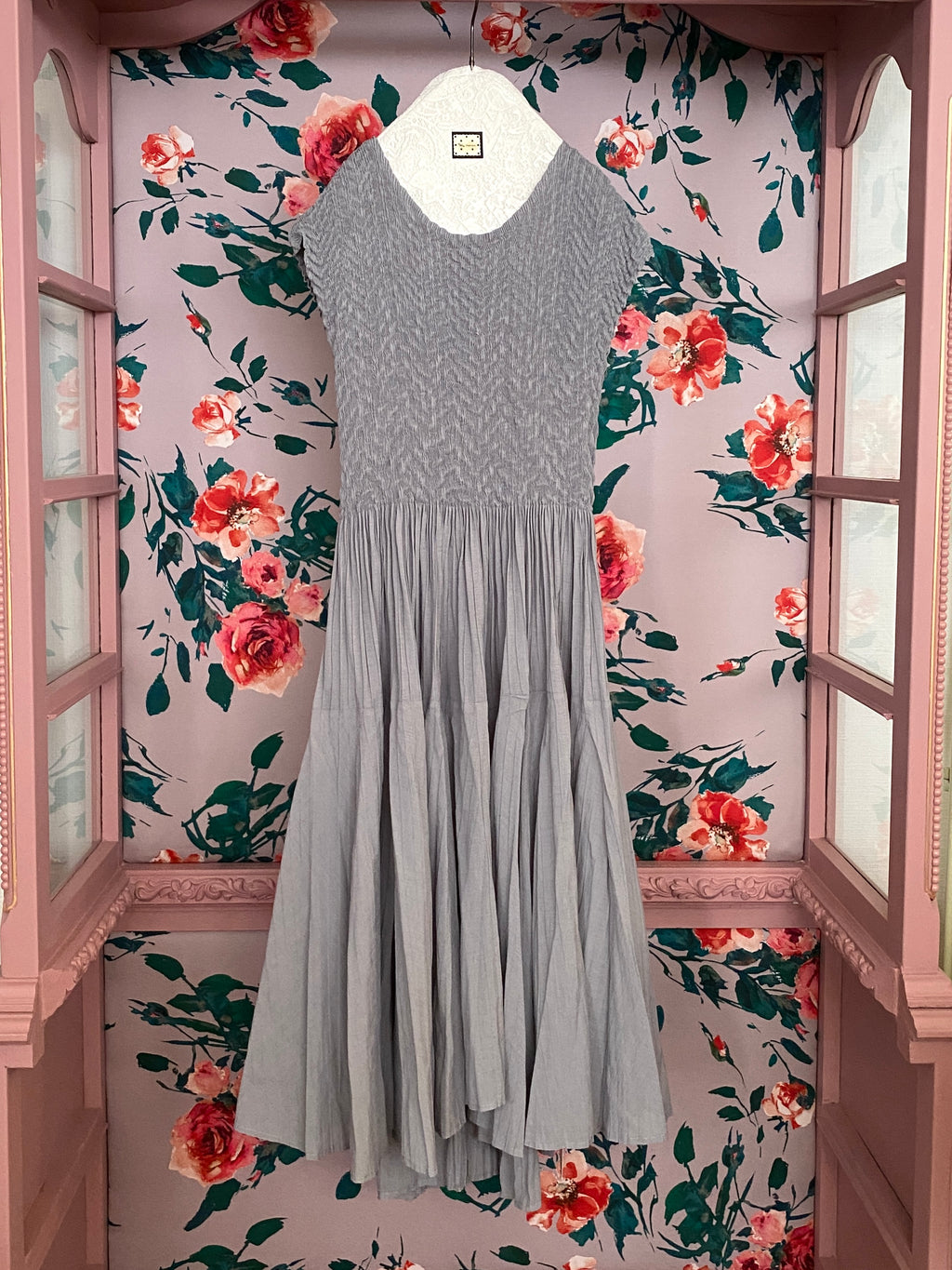 Pleated Dress

Soft Gray