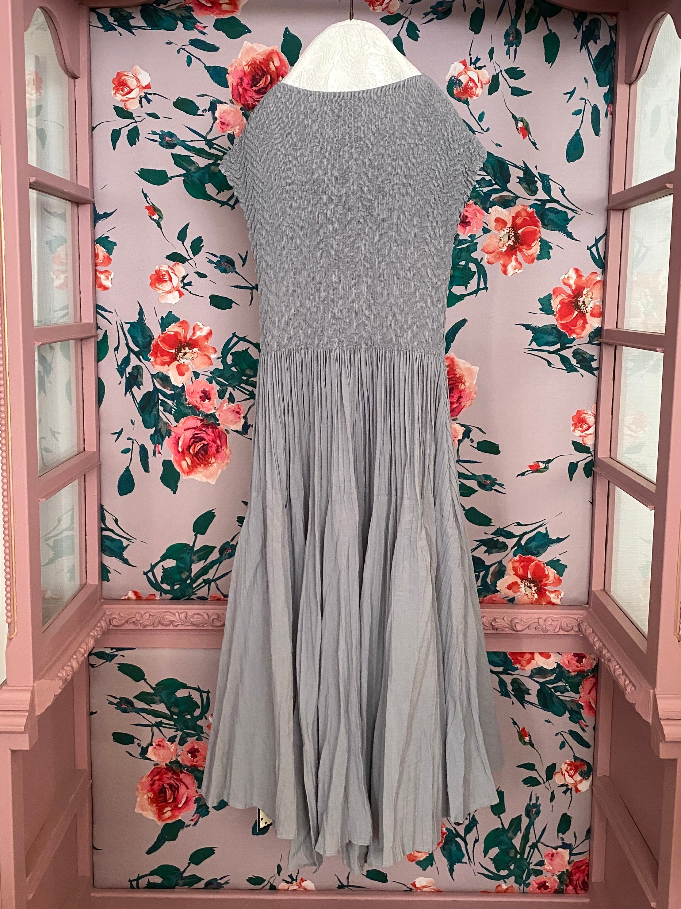 Pleated Dress

Soft Gray