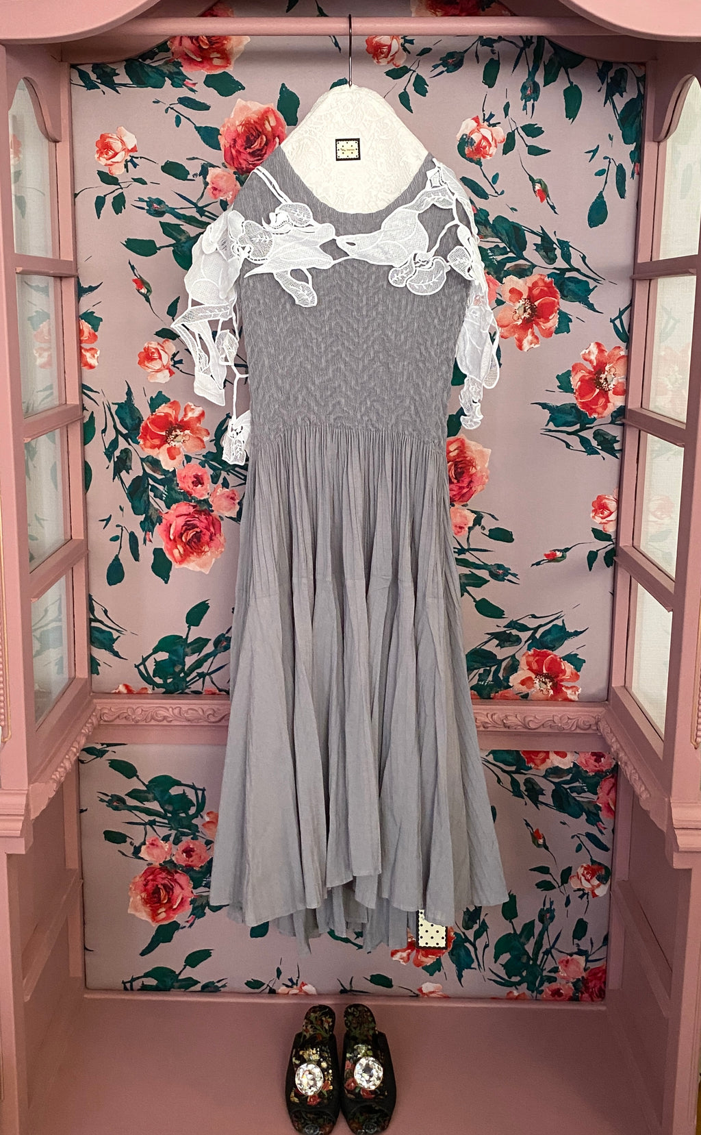 Pleated Dress

Soft Gray
