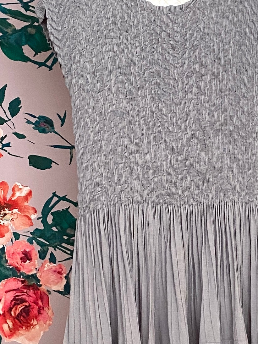 Pleated Dress

Soft Gray